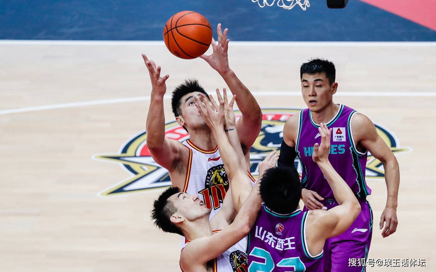 爱游戏平台下载-今晚山东男篮内部沟通——英超节点到来，引发热议，轮换策略成焦点-爱游戏平台下载